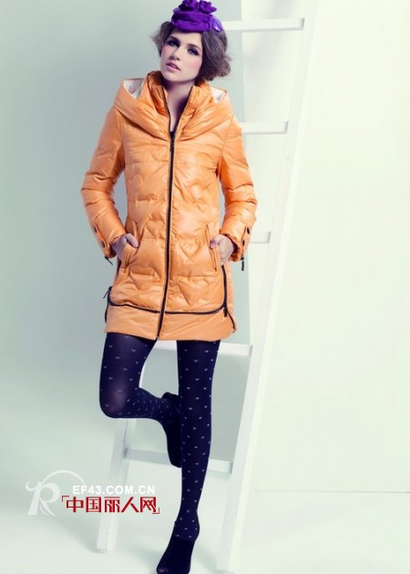 樱子亮金女装打造反季节至IN色调羽绒服