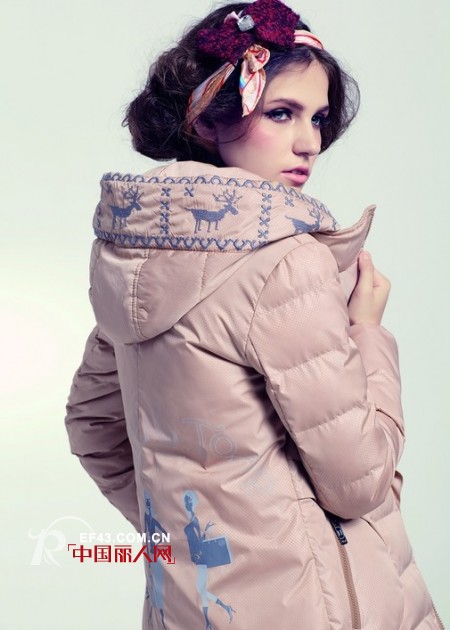 樱子亮金女装打造反季节至IN色调羽绒服