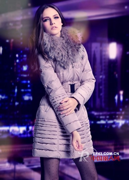 樱子亮金女装打造反季节至IN色调羽绒服