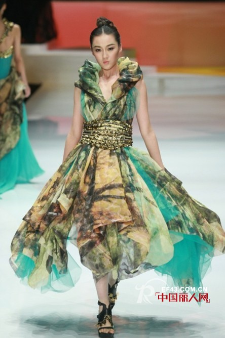 中国际时装周:“唐韵”金顶奖设计师作品发布会