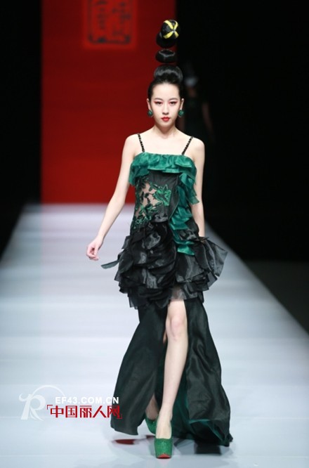 中国国际时装周:“绣·唐婕”卡特丽·唐婕2013春夏时装发布