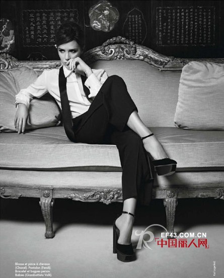 CHANEL香奈儿释出由贝嫂演绎得黑白服饰大片