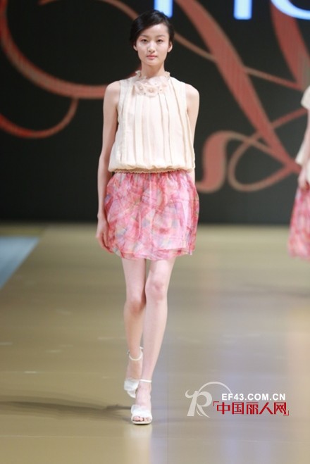 卉·赵卉洲时装2013春夏“HUI——旧爱”发布会