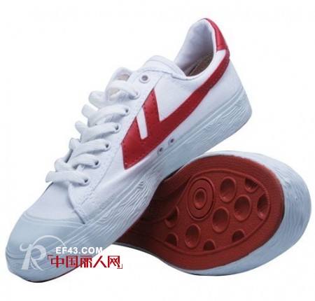 复古怀旧风大回潮 回力鞋穿出文艺范