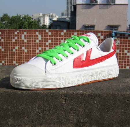 复古怀旧风大回潮 回力鞋穿出文艺范