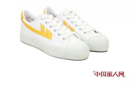 复古怀旧风大回潮 回力鞋穿出文艺范