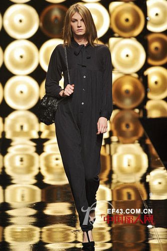 连体裤反季穿着 秋冬照样大放异彩