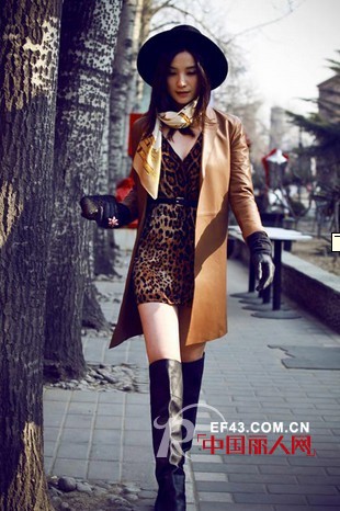 潮流达人秀长款皮衣 街拍感一步到位