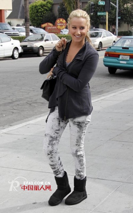 跟欧美街拍达人学如何穿雪地靴自信出街