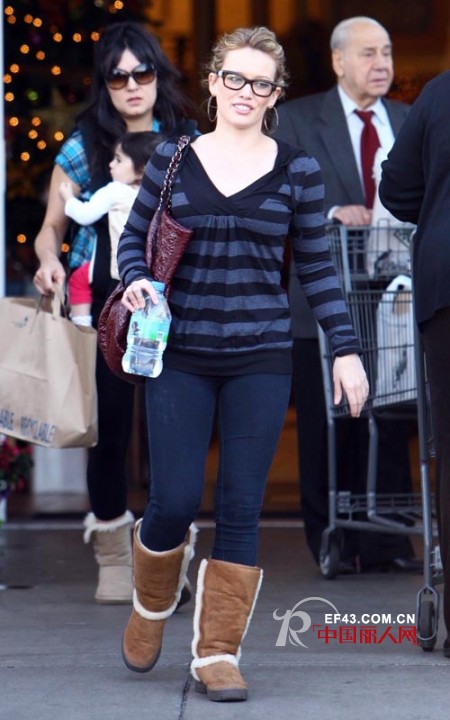 跟欧美街拍达人学如何穿雪地靴自信出街