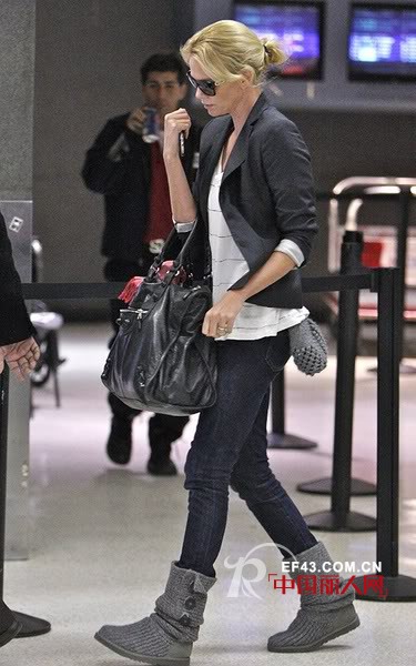 跟欧美街拍达人学如何穿雪地靴自信出街