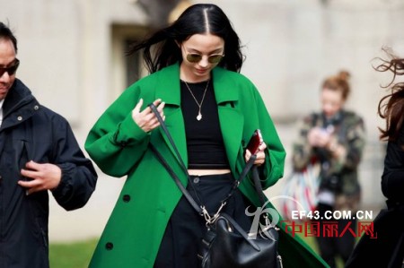 纯色单品带来清爽简约 滋润干枯季节