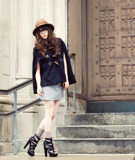 寒冷冬季 各色斗篷衫型搭最抢眼