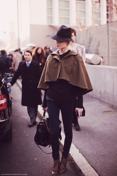 寒冷冬季 各色斗篷衫型搭最抢眼