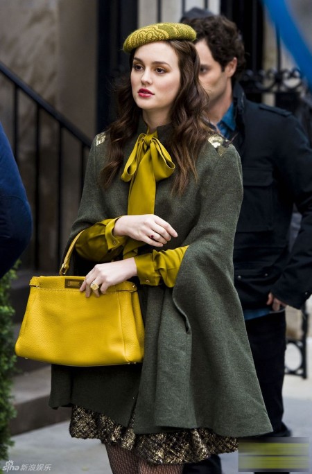 寒冷冬季 各色斗篷衫型搭最抢眼