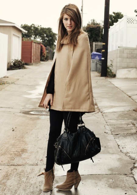 寒冷冬季 各色斗篷衫型搭最抢眼