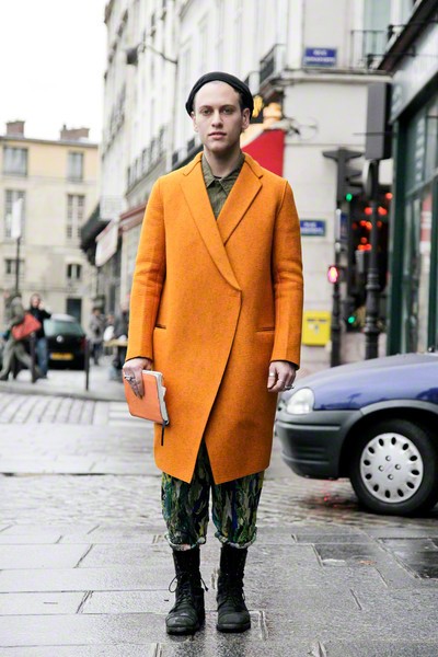 橘黄色混搭术 严寒冬日点亮街头