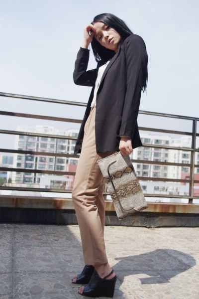 蛇年早春穿什么 蛇纹元素汇集各大单品