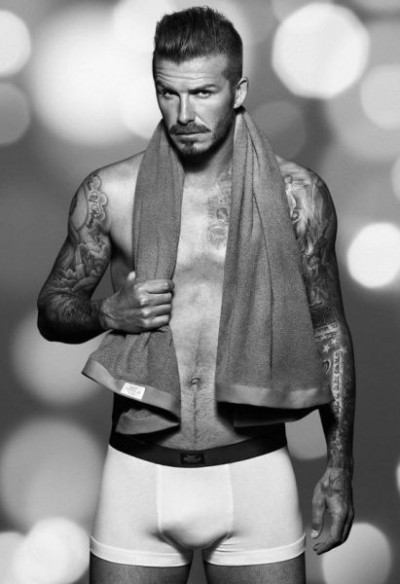 小贝新半裸照公布 叛逆男造型露胸毛内裤激凸