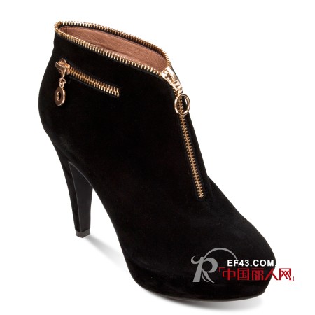 卡文2012冬季新款女靴 优雅迷人味绽放街头