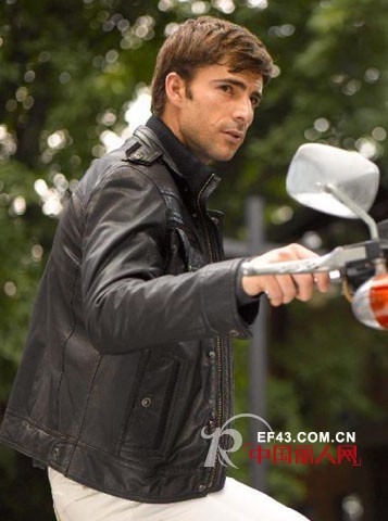 雷蒙坚尼:时时流露出男性的力量感和阳刚气