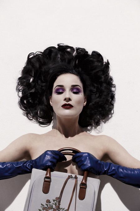 首席脱衣舞娘蒂塔·万提斯性感写真裸男缠身