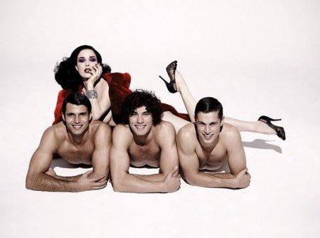 首席脱衣舞娘蒂塔·万提斯性感写真裸男缠身