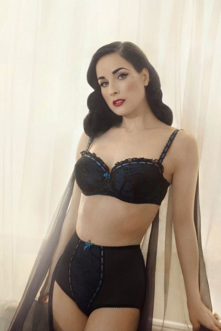 首席脱衣舞娘蒂塔·万提斯性感写真裸男缠身