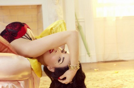 首席脱衣舞娘蒂塔·万提斯性感写真裸男缠身