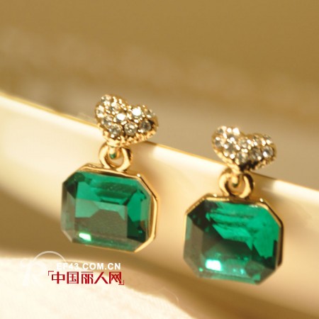 大热祖母绿掀起复古风潮巨浪