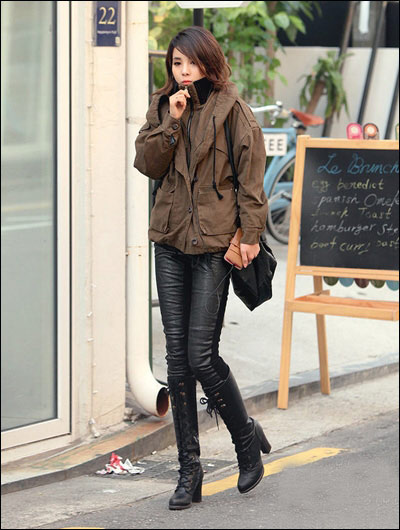 大衣搭配皮裤 随性优雅尽显欧美范儿
