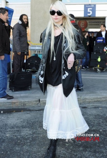 It girl 都爱朋克摇滚风 “装”靓扮酷不含糊