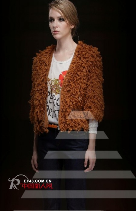 AITU时尚女装跨越季节 将极简主义进行到底