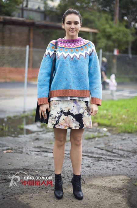 街拍达人玩转复古毛衣 减龄显瘦“耍”心机