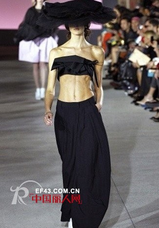 小胸女的天下 越平胸越时尚