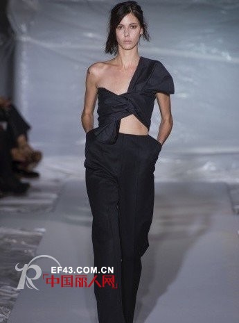 小胸女的天下 越平胸越时尚