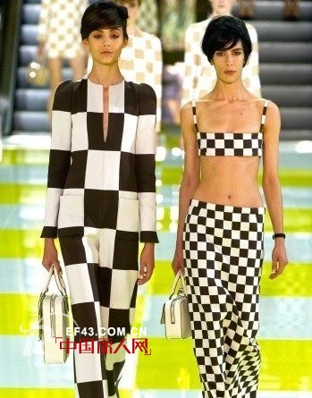 小胸女的天下 越平胸越时尚