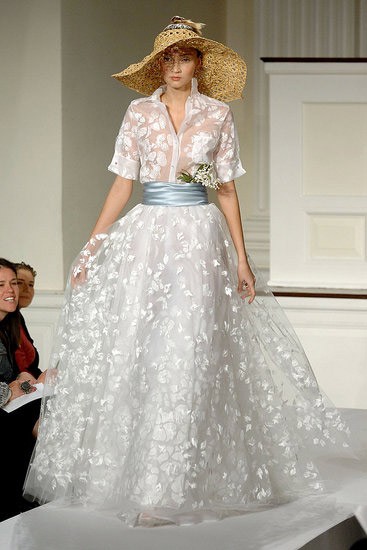 “反常规色”婚纱绽放秀场 为新娘打造完美嫁衣