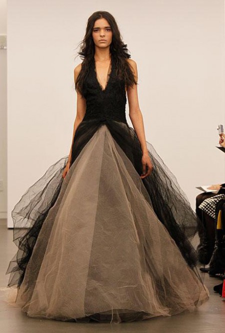 “反常规色”婚纱绽放秀场 为新娘打造完美嫁衣