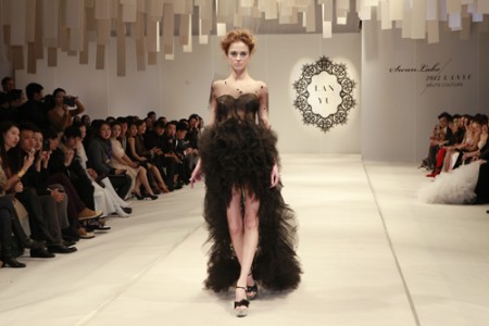 “反常规色”婚纱绽放秀场 为新娘打造完美嫁衣