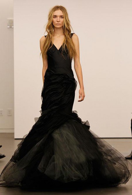 “反常规色”婚纱绽放秀场 为新娘打造完美嫁衣