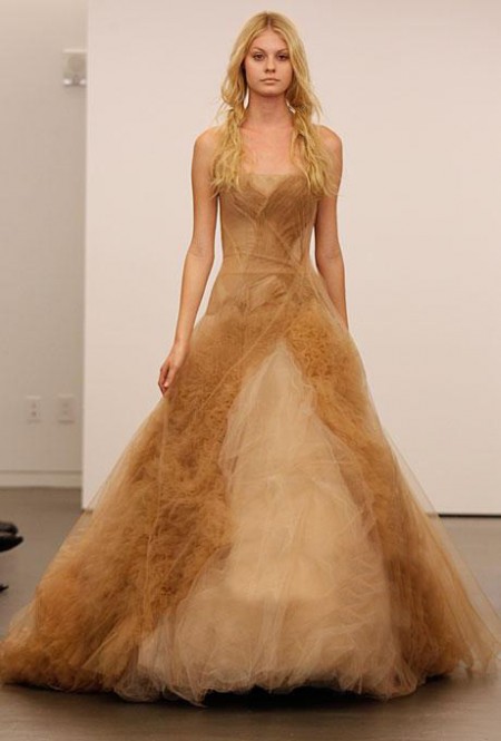 “反常规色”婚纱绽放秀场 为新娘打造完美嫁衣