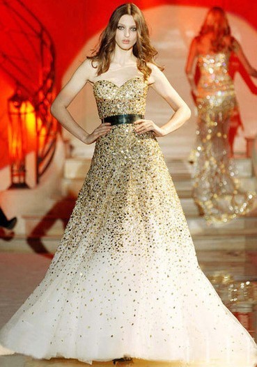 “反常规色”婚纱绽放秀场 为新娘打造完美嫁衣