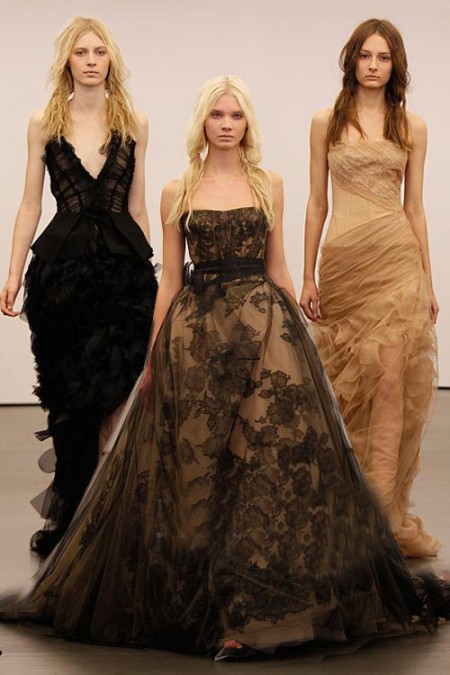 “反常规色”婚纱绽放秀场 为新娘打造完美嫁衣