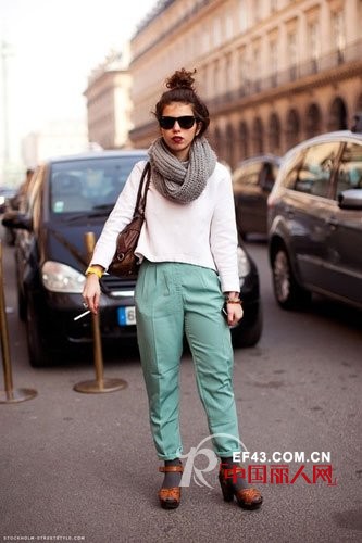 荧光色冬季打破沉寂 跳出拯救“黑白灰”