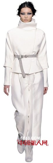 纯白色来袭 打造冬日仙境中的女王