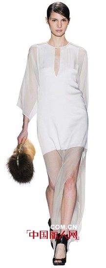 纯白色来袭 打造冬日仙境中的女王