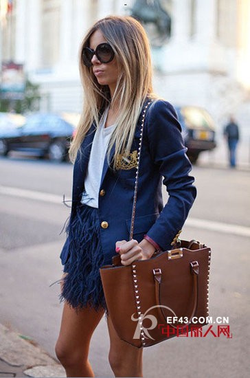 蓝色汹涌袭来 演绎千姿百态造型