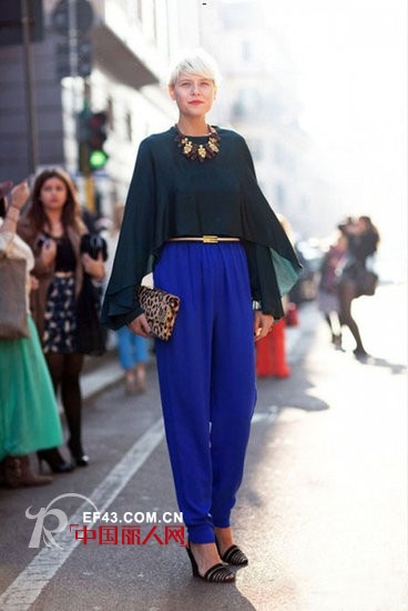 蓝色汹涌袭来 演绎千姿百态造型