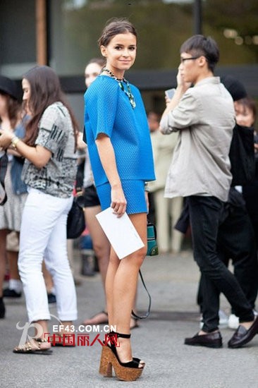 蓝色汹涌袭来 演绎千姿百态造型